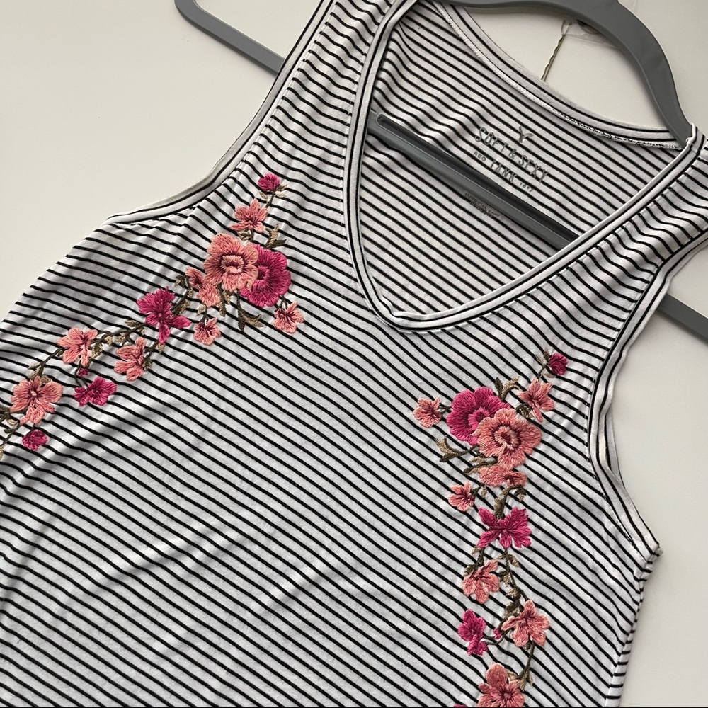 American Eagle Soft and Sexy Floral Embroidered Sleeveless Tank